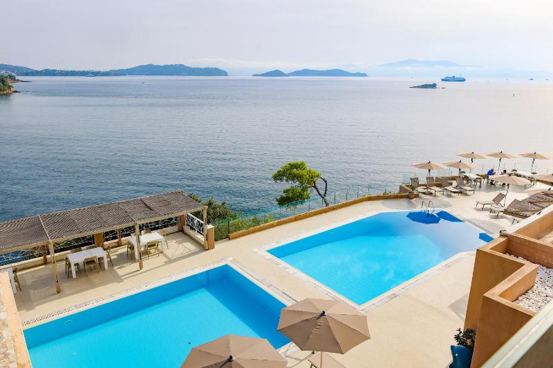 Two-Bedroom Suite with Sea View image 2