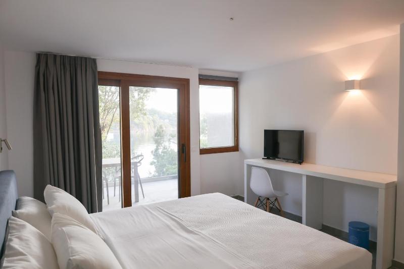 Superior Double Room with Sea View image 3