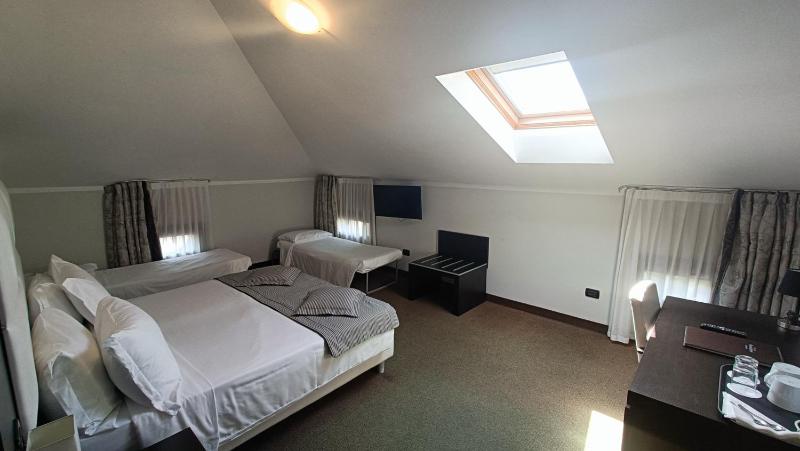 Quadruple Room - Attic image 2