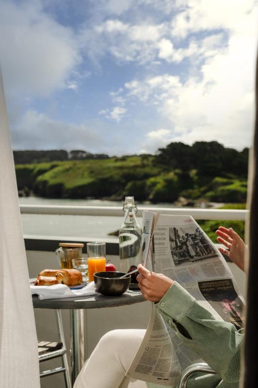 Double Room with Terrace and Sea View   image 3
