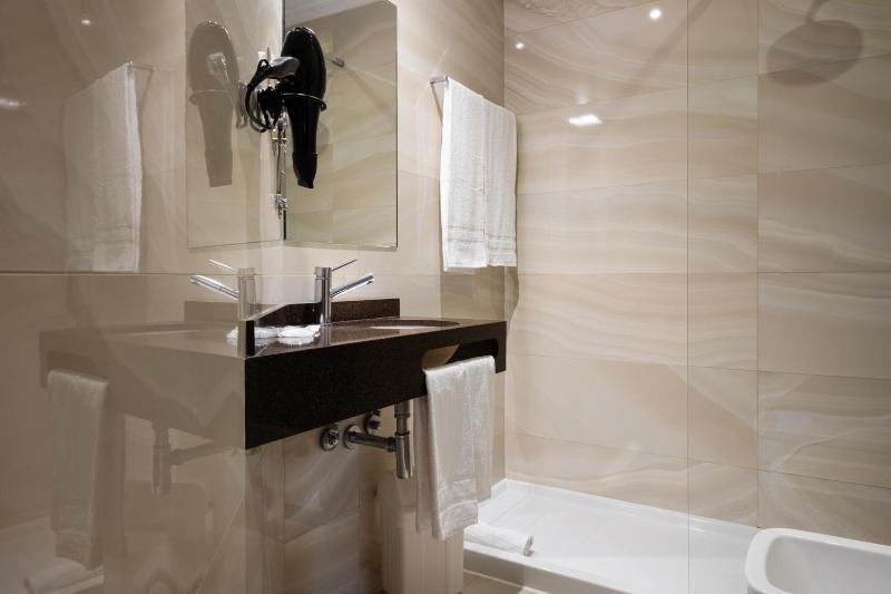 Superior King Room image 2