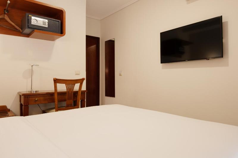 Small Double Room image 3