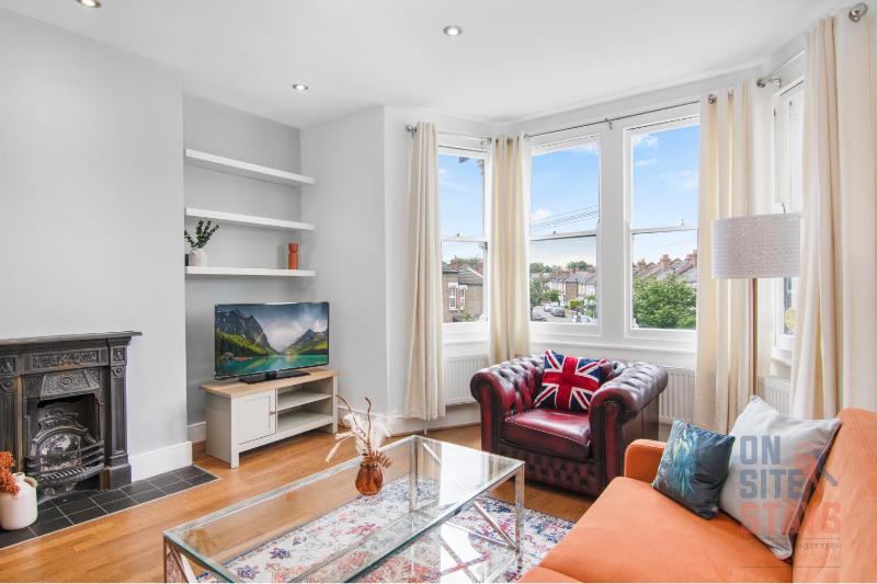 OnSiteStays - Bright and cosy 2-BR, Wifi and street parking Images