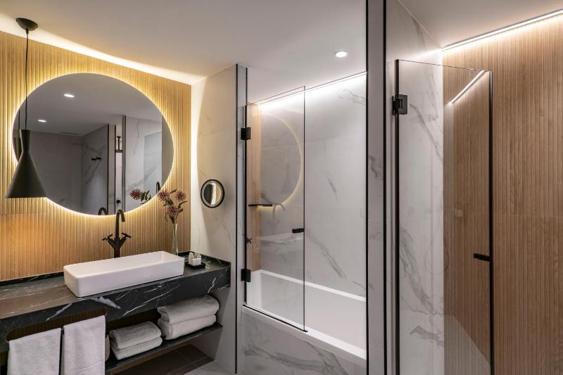 Superior Twin Room image 3