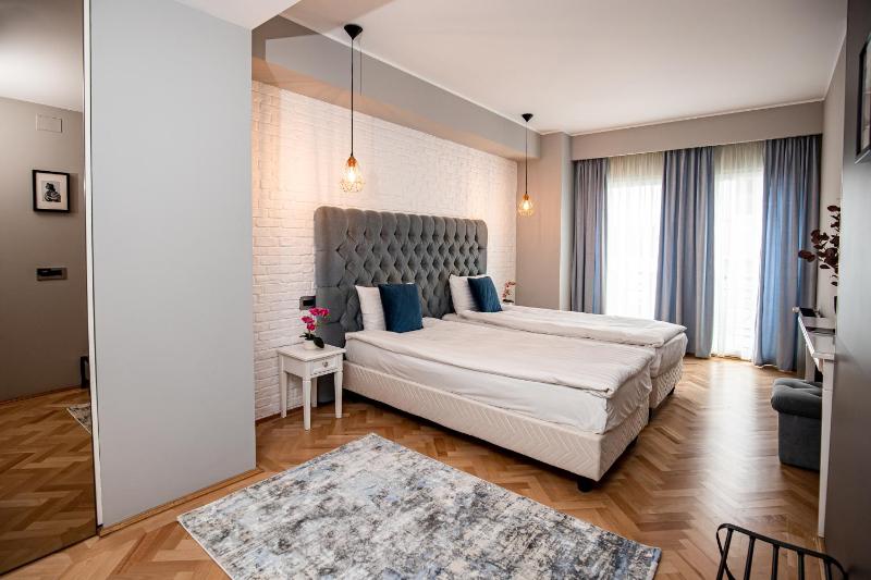 Deluxe Double Room image 2