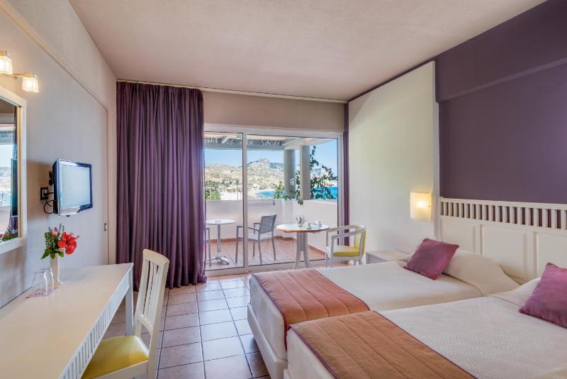 Double or Twin Room with Sea View image 3