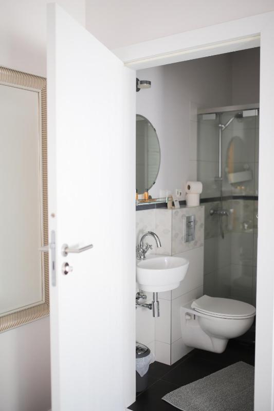 Deluxe Room (2 Adults + 1 Child) image 4