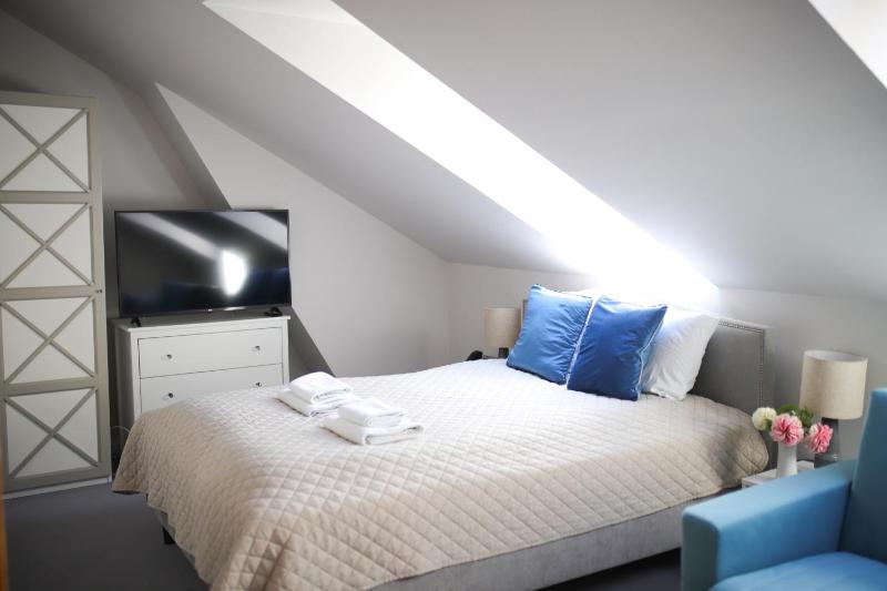 Deluxe Room (2 Adults + 1 Child) image 1