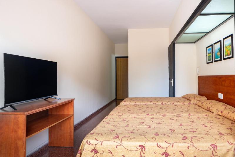 Standard Twin Room image 4