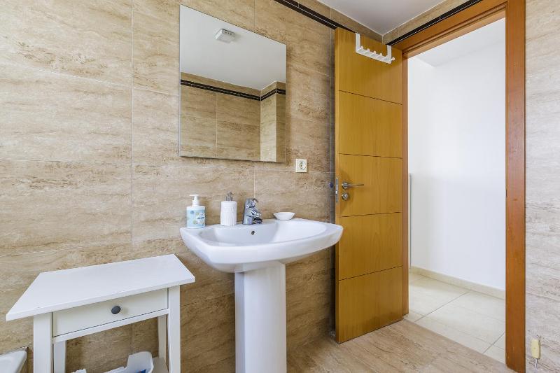 A&N Sea View Family Apartment with Pool & Parking - image 9