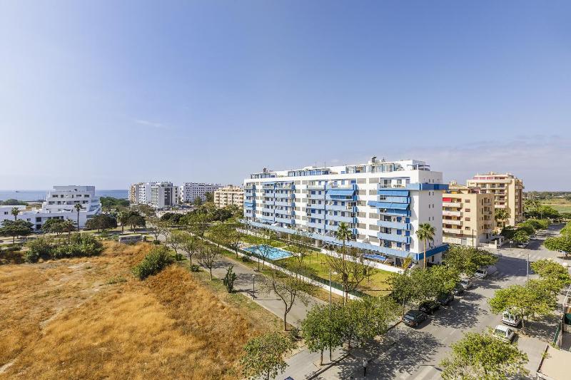 A&N Sea View Family Apartment with Pool & Parking - image 2