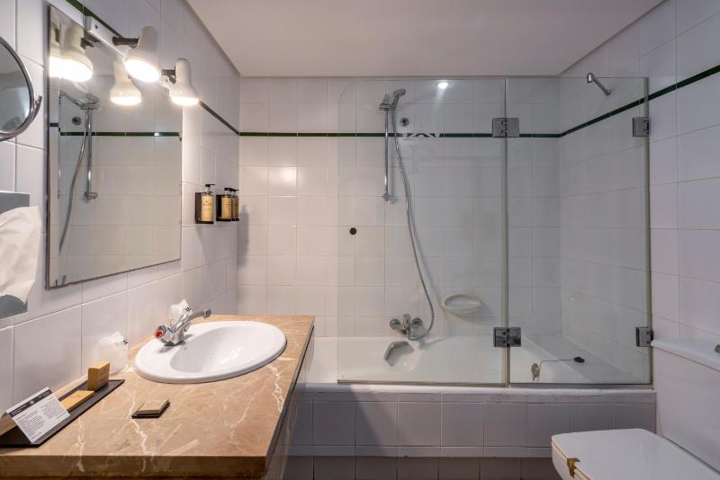 Standard Double Room image 4