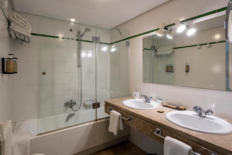 Standard Double Room image 3