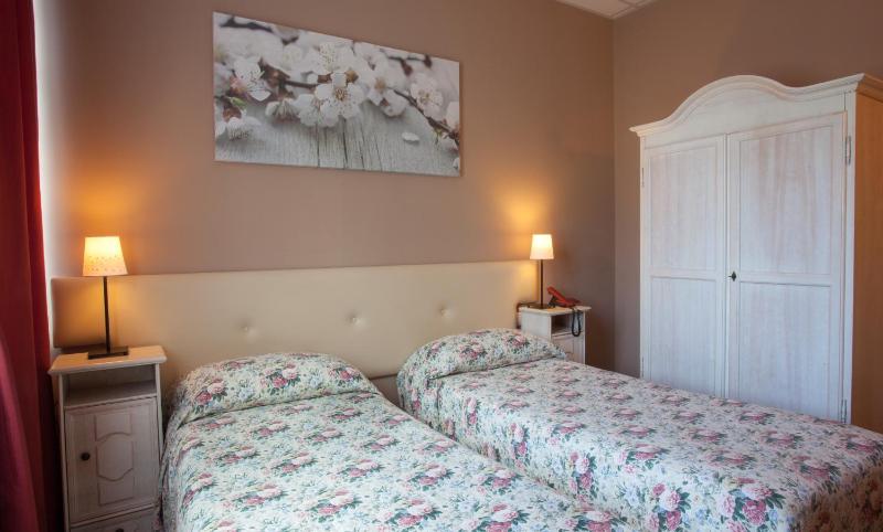 Twin Room with Private Bathroom image 3