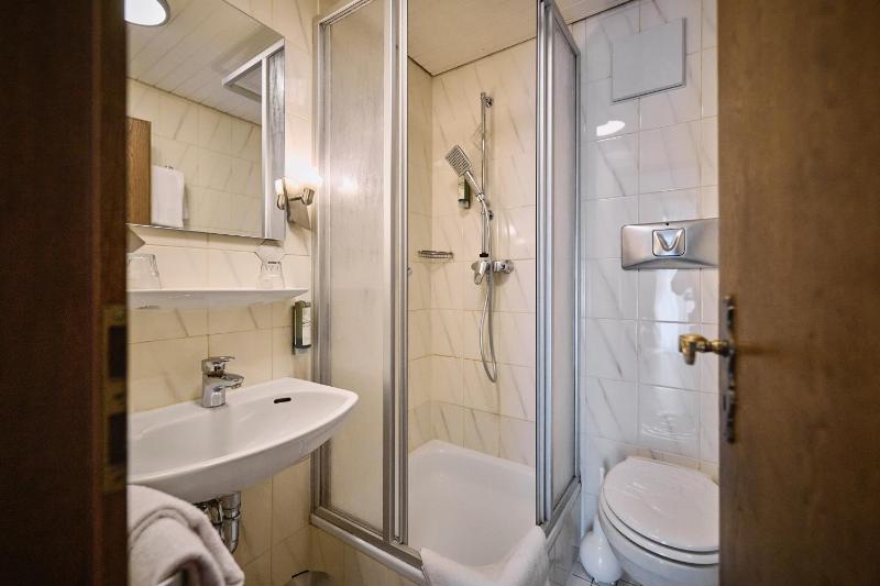 Twin Room image 4