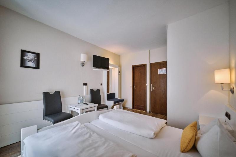 Double Room image 3