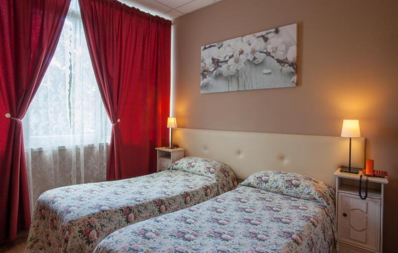 Twin Room with Private Bathroom image 2