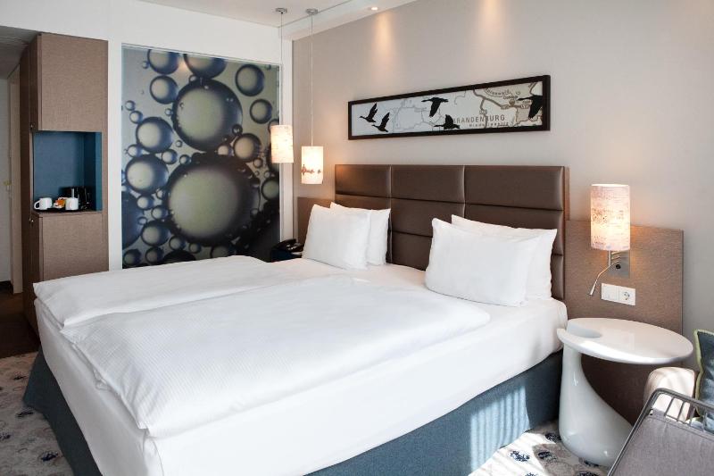 Standard King Room image 3