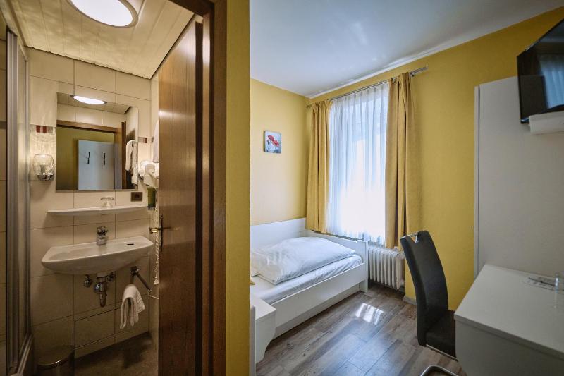 Single Room image 4