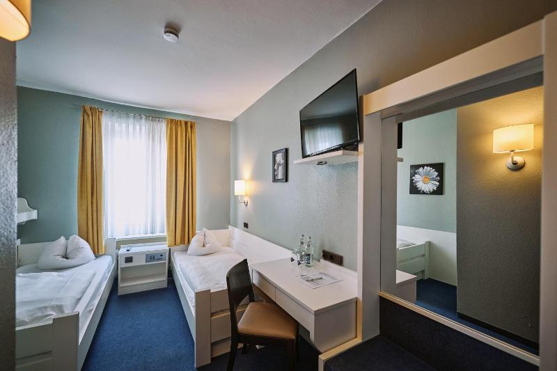 Twin Room image 2