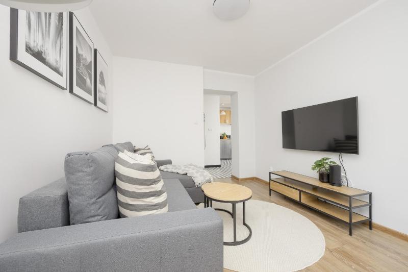 Elegant Grey Apartment Wspólna Śródmieście in Warsaw by Noclegi Renters - image 3