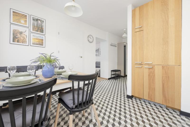 Elegant Grey Apartment Wspólna Śródmieście in Warsaw by Noclegi Renters - image 14