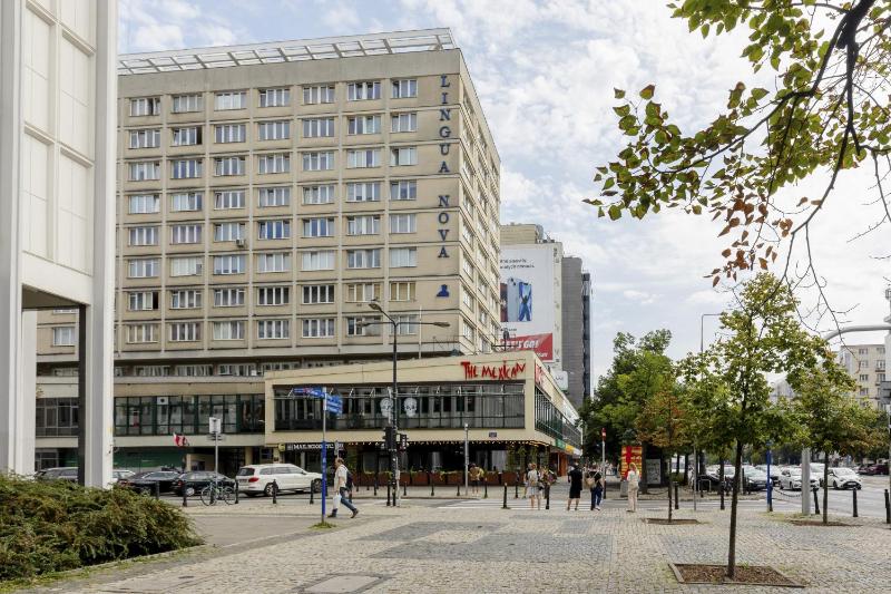 Elegant Grey Apartment Wspólna Śródmieście in Warsaw by Noclegi Renters - image 7