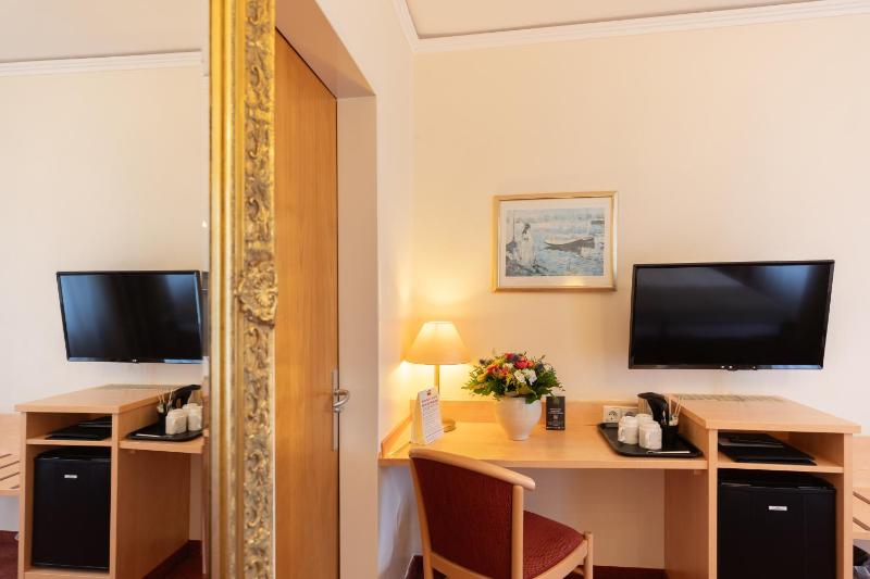 Comfort Double Room with Sofa Bed image 3