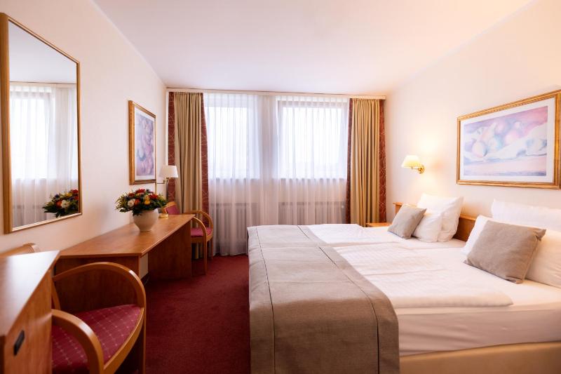 Standard Double Room image 4