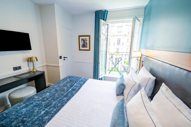 Classic Double Room with Balcony and Eiffel Tower view image 1