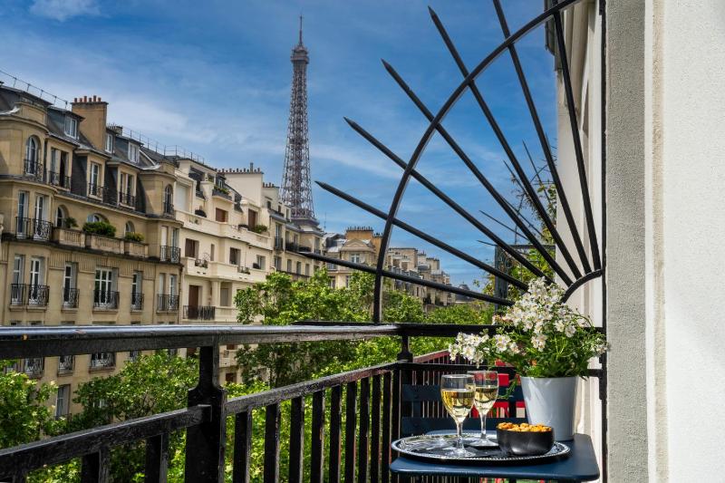 Classic Double Room with Balcony and Eiffel Tower view image 4