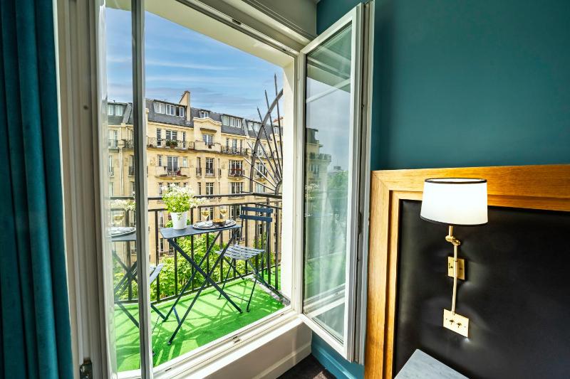 Classic Double Room with Balcony and Eiffel Tower view image 3