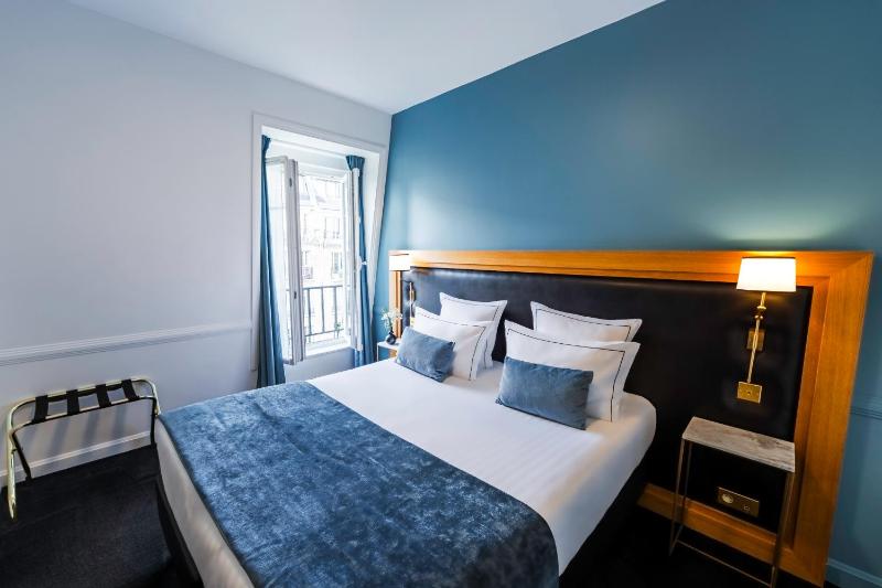 Classic Double Room with Eiffel Tower View image 4