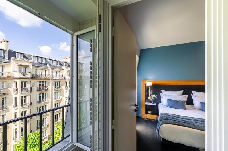 Classic Double Room with Eiffel Tower View image 3