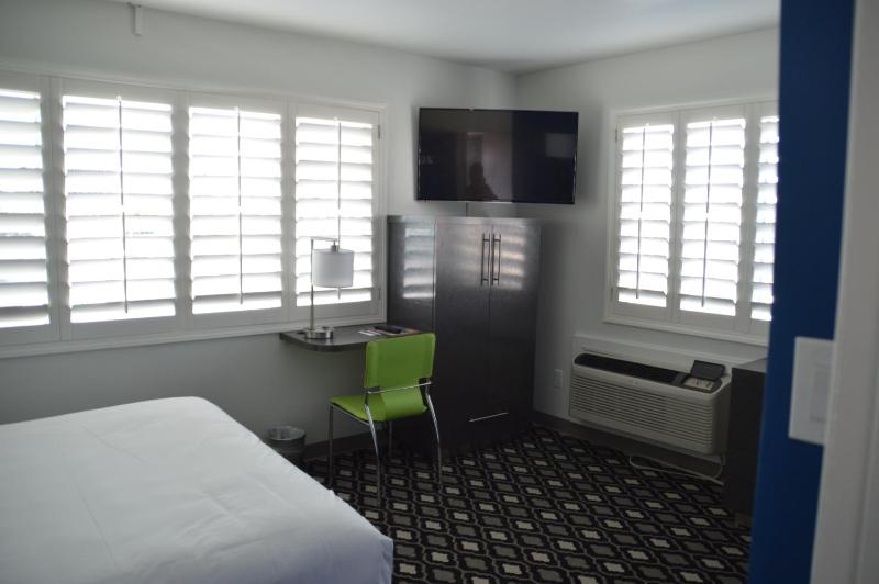 Queen Room image 2