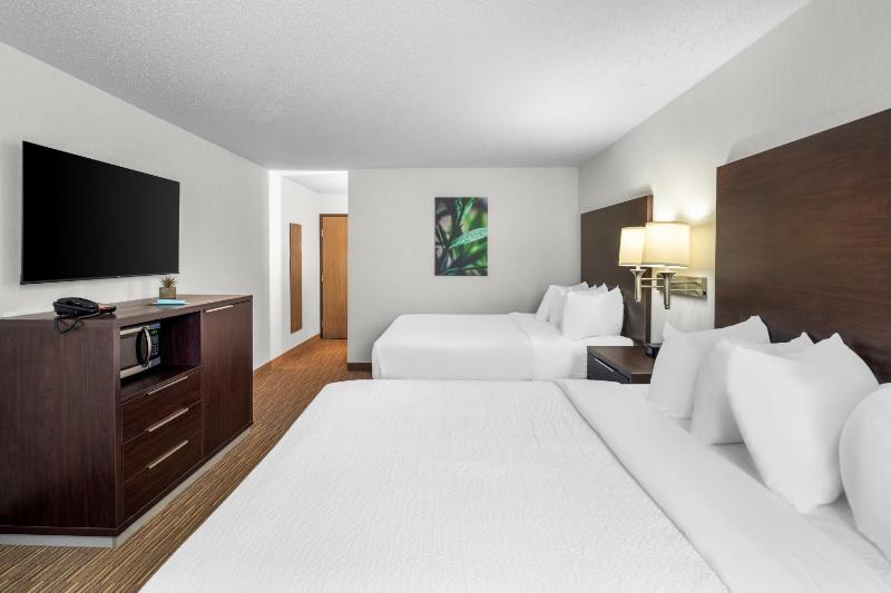 Queen Room with Two Queen Beds - Non-Smoking image 2