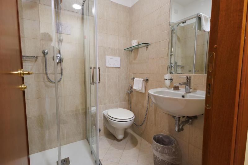 Economy Double Room image 2