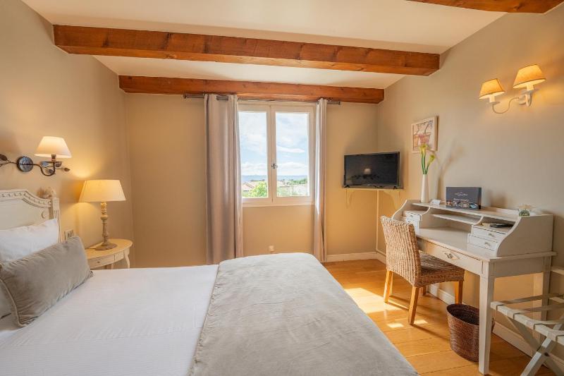 Classic Double Room image 2