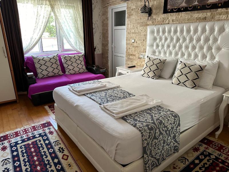 Standard Double Room image 3