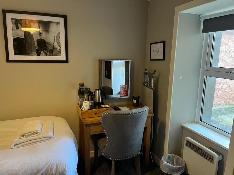 Budget Single Room image 3