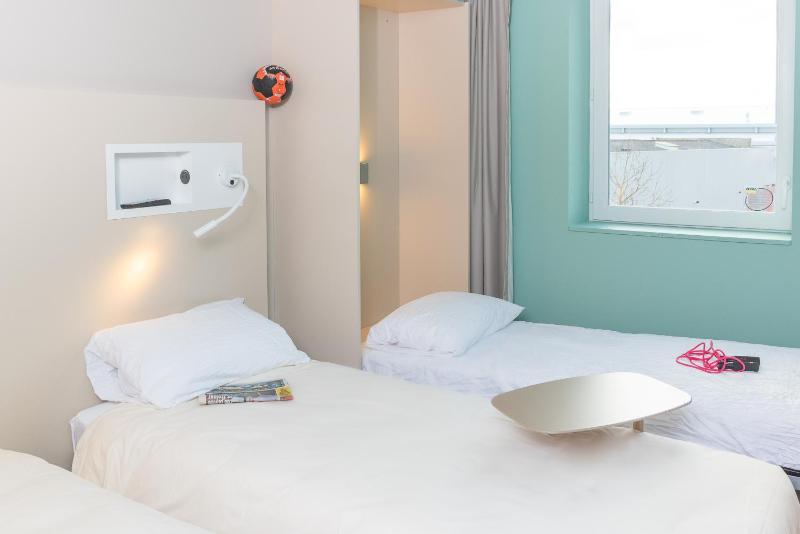 Twin Room with Retractable Bed image 1
