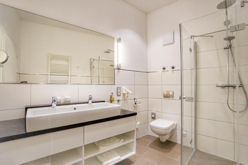 Deluxe Double Room image 2