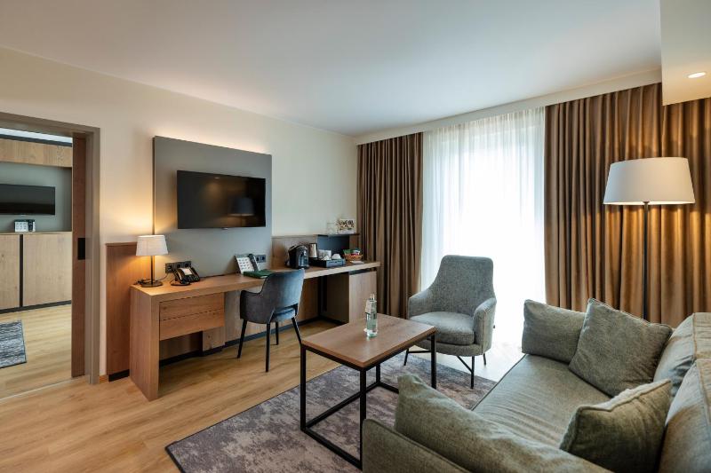 Suite with Garden View image 3