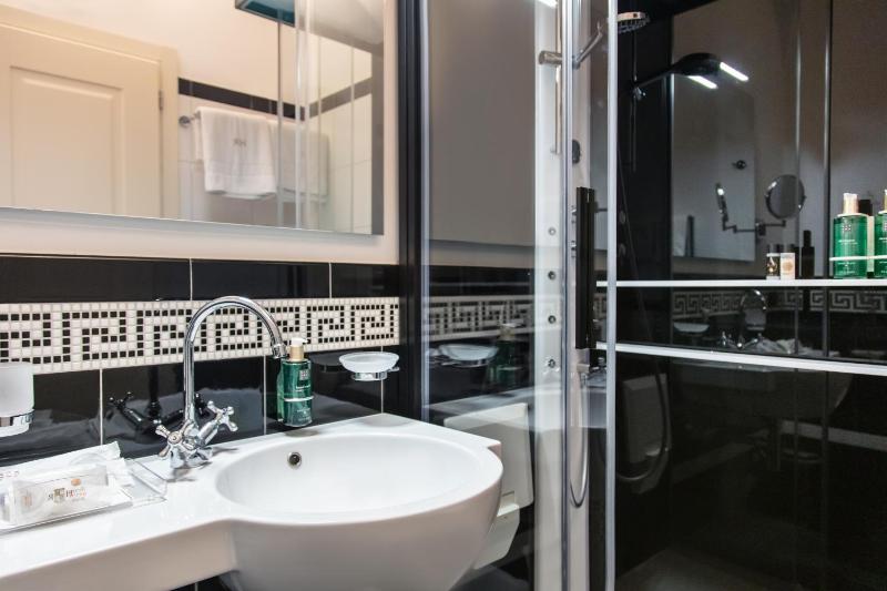 Deluxe Double Room image 4