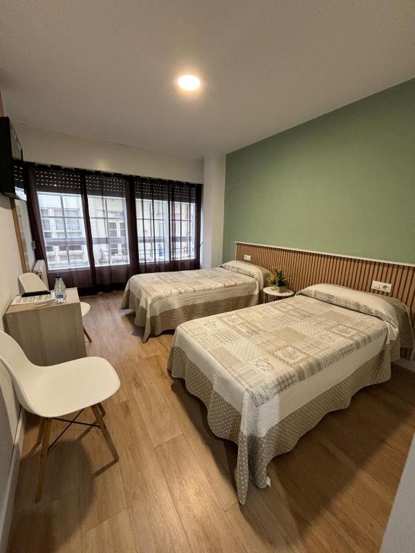Large Twin Room image 1