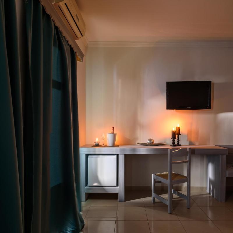 Superior Suite with Outdoor Hot Tub image 3