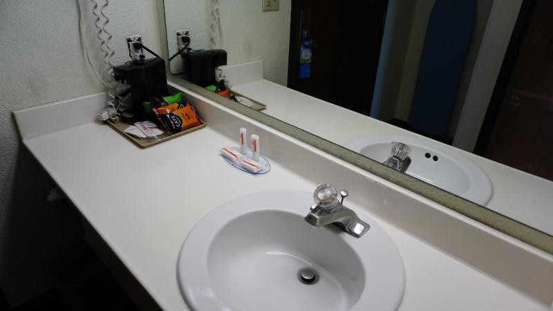 Queen Room with Bath Tub - Mobility/Hearing Accessible - Non-Smoking image 2
