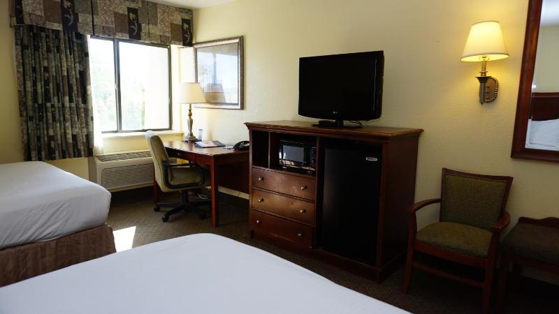 Queen Room with Two Queen Beds - Non-Smoking image 2