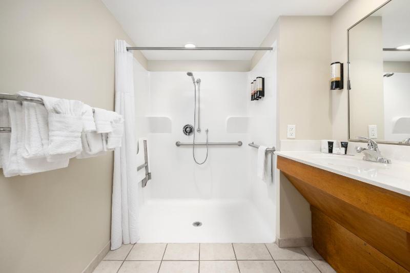 Standard Double Queen Room - Accessible image 4