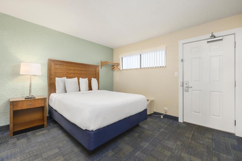 Queen Suite with Two Queen Beds and Kitchenette image 3